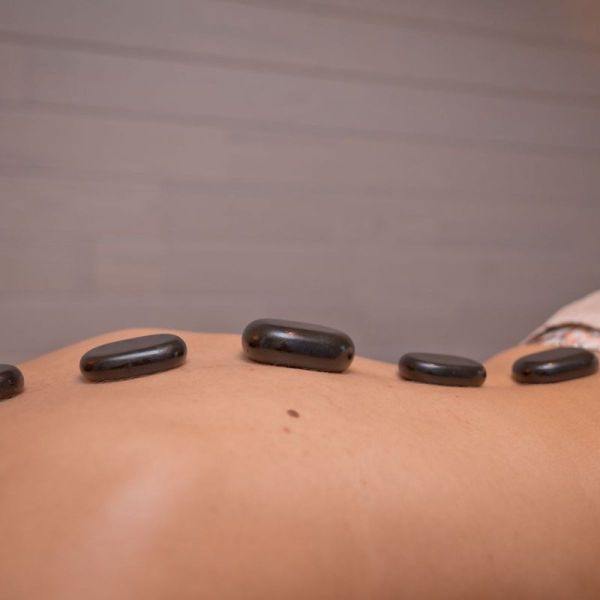 Massage relaxant aux pierres chaudes 1 heure