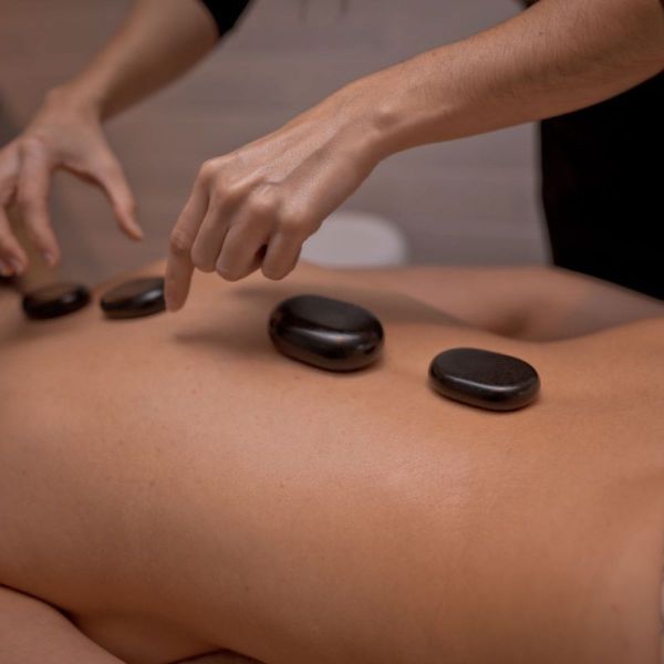 Massage relaxant aux pierres chaudes 1 heure