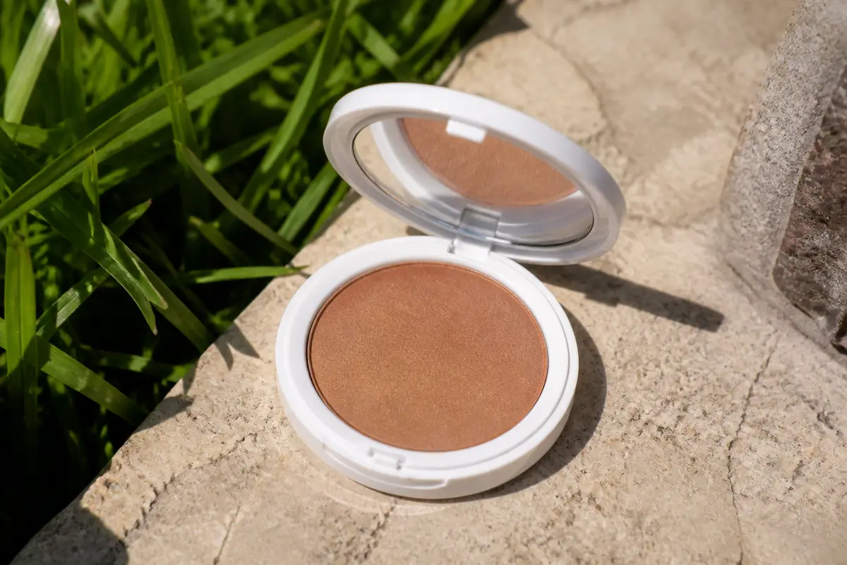 Compact solaire teinté SPF 50 : Protection et teint parfait