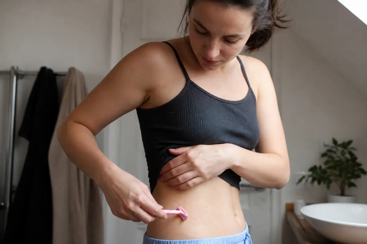 Épiler le ventre : méthodes efficaces pour enlever les poils ?