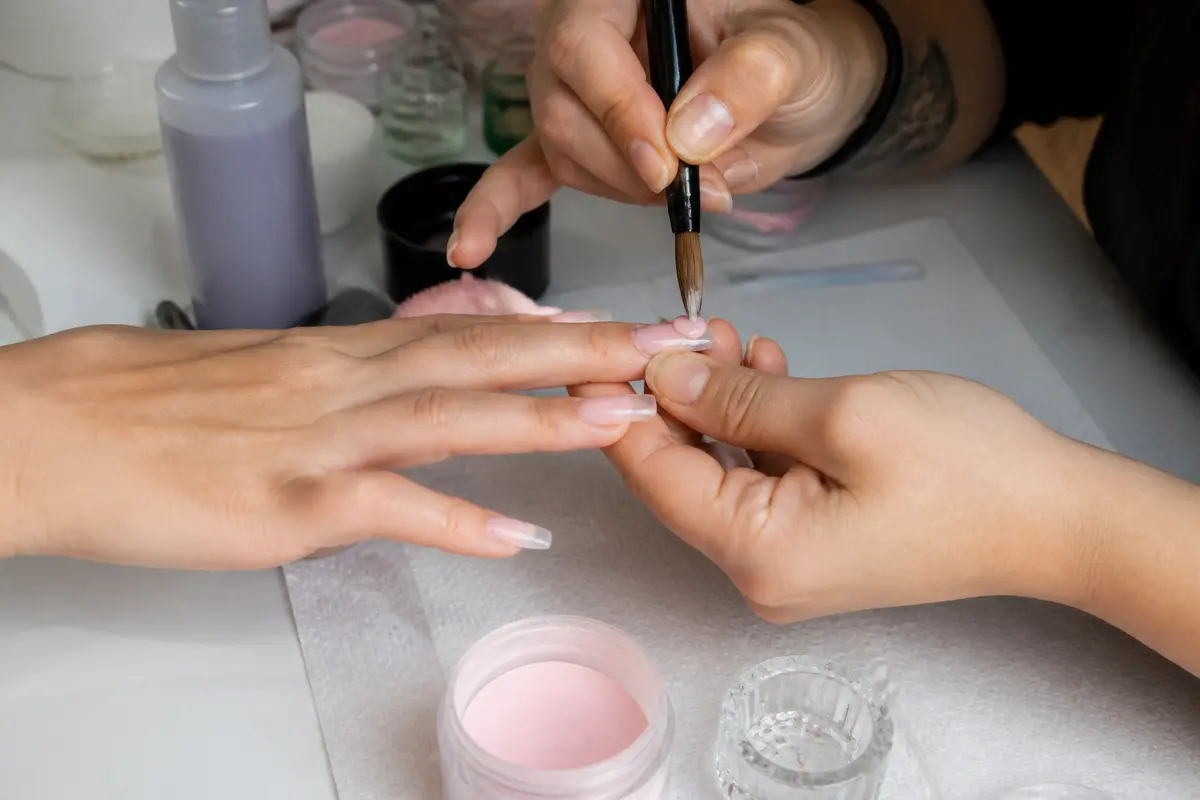 Gel ou résine : Quelle pose d’ongles choisir pour vos faux ongles ?