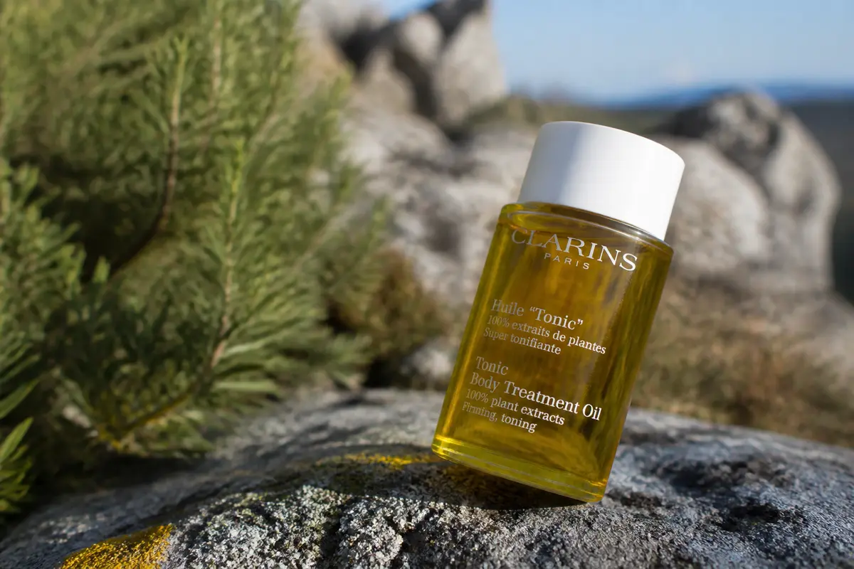 Huile Tonic Clarins : Bienfaits, application et avis d’experte